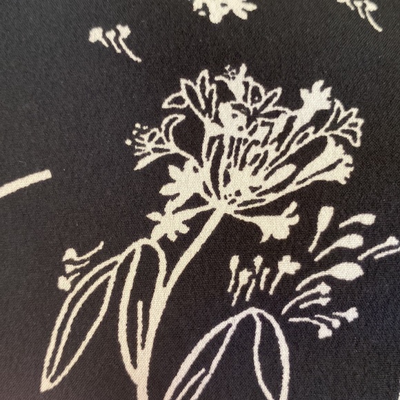 Banana Republic Black/White Floral V-Neck Tunic - Size M - Picture 9 of 12